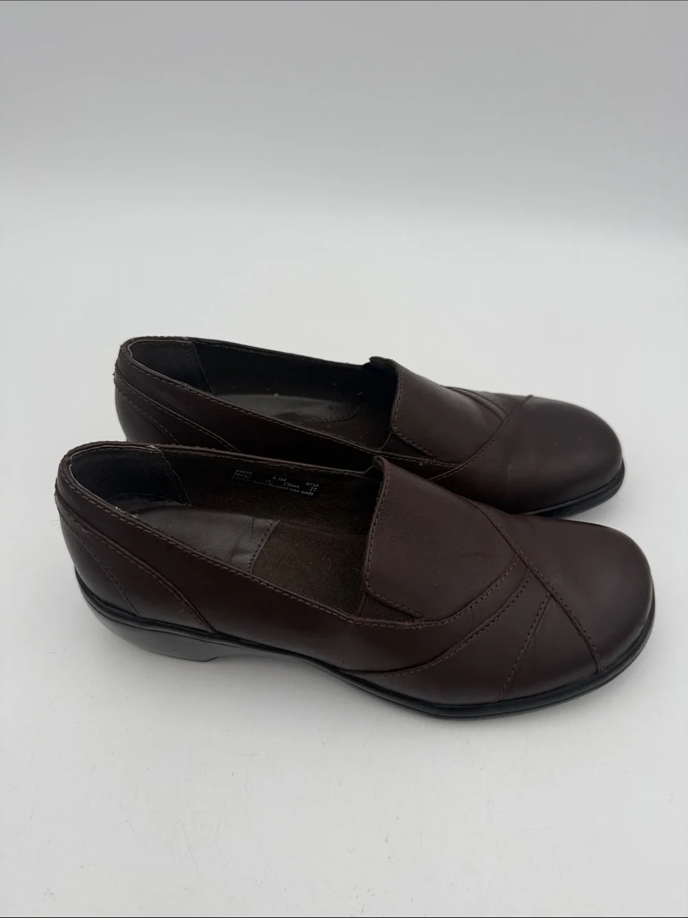 Clarks Women's Brown Leather Slip-On Loafers 6.5M casual office comfort retro